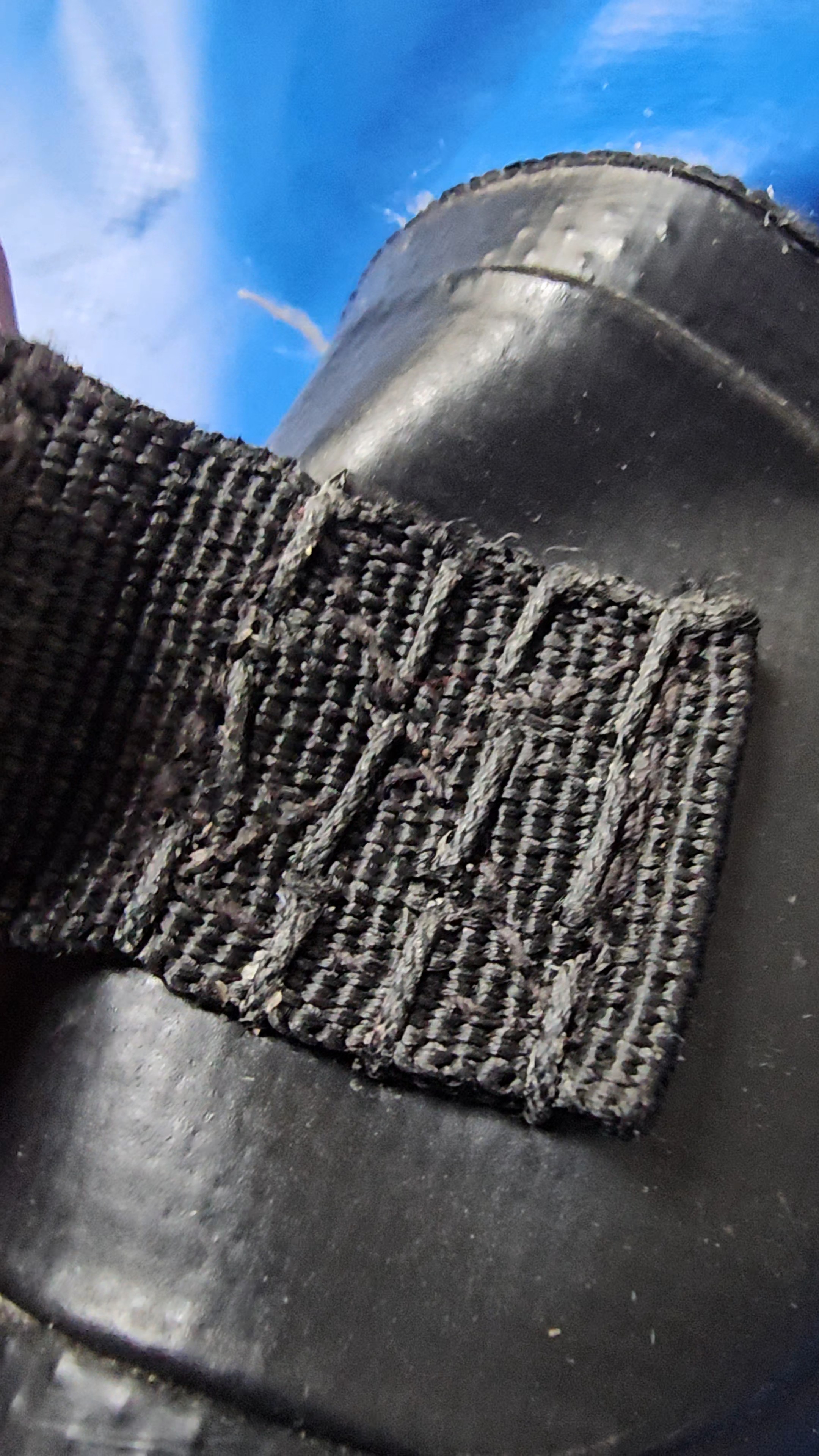 Vue rapprochée d’un point de couture renforcé à la machine