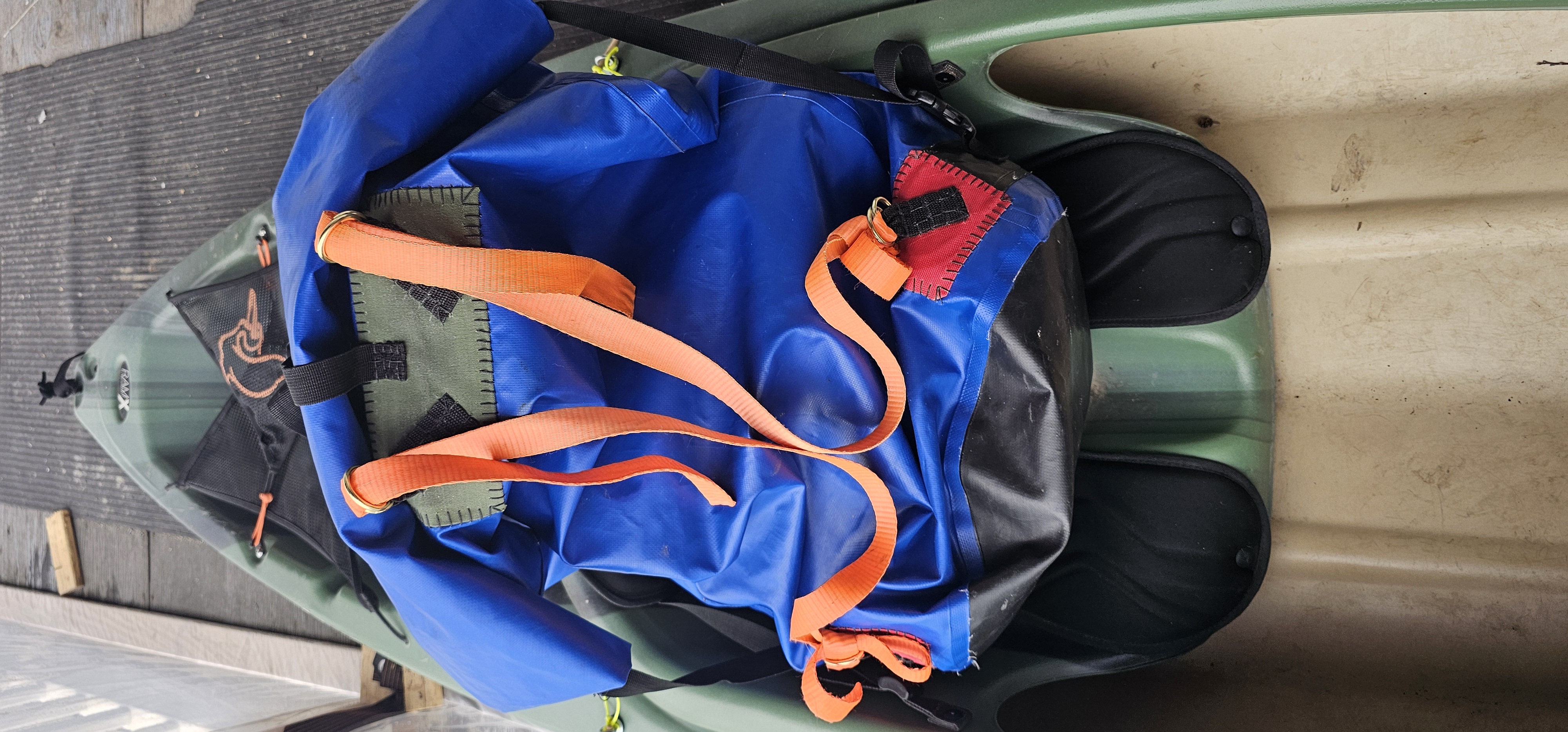 Vue d’un kayak avec sac étanche équipé de sangles oranges renforcées